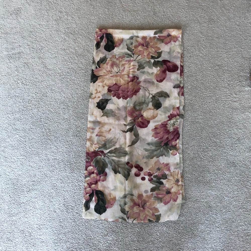 Brand unknown. Rayon scarf. 15 x 61. Oblong